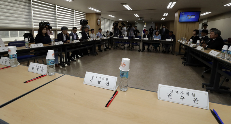 19일 오후 서울 마포구 공덕동 서울지방노동청 서부지청에서 열린 최저임금위원회 전원회의에 노동자위원들의 자리가 비어있다. 김명진 기자 littleprince@hani.co.kr