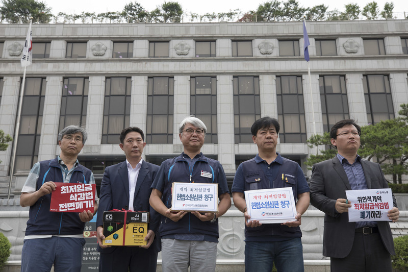 19일 오후 양대노총 관계자와 최저임금위원회 노동자위원 등이 서울 종로구 헌법재판소 앞에서 기자회견을 열어 개정 최저임금법에 대해 헌법소원심판을 청구하겠다고 밝혔다. 김성광 기자 flysg2@hani.co.kr