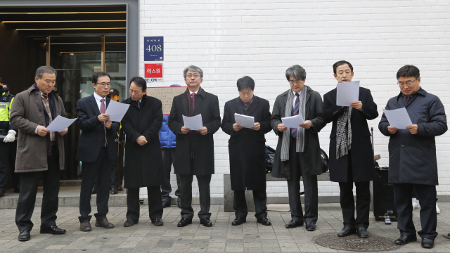 지난해 1월 국립대 총장 1순위 후보자들이 서울 강남구 대치동에 있던 박영수 특검 사무실 앞에서 국립대 총장 임용 관련 비정상적 ’교육농단’ 사태에 대한 고발장을 접수하기에 앞서 기자회견을 하고 있다. 사진공동취재단