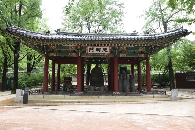 현재 덕수궁 안쪽 구석 석조전 신관 옆에 자격루 전시장으로 쓰이고 있는 광명문의 모습.