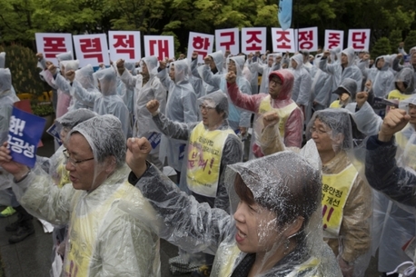 2015년 4월 전국교수노동조합과 전국교직원노동조합 등 조합원들이 정부의 일방적 대학 구조조정에 항의하며 집회를 열고 있다. 사진 김성광 기자 flysg2@hani.co.kr