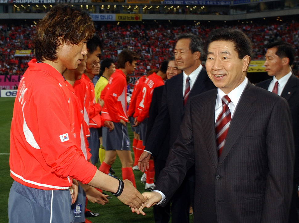 노무현 대통령이 임기 중이던 지난 2003년 4월 16일 오후 서울 상암경기장에서 열린 한-일축구 국가대표 경기에 앞서 한국 국가대표들과 악수하며 격려하고 있다. 연합뉴스