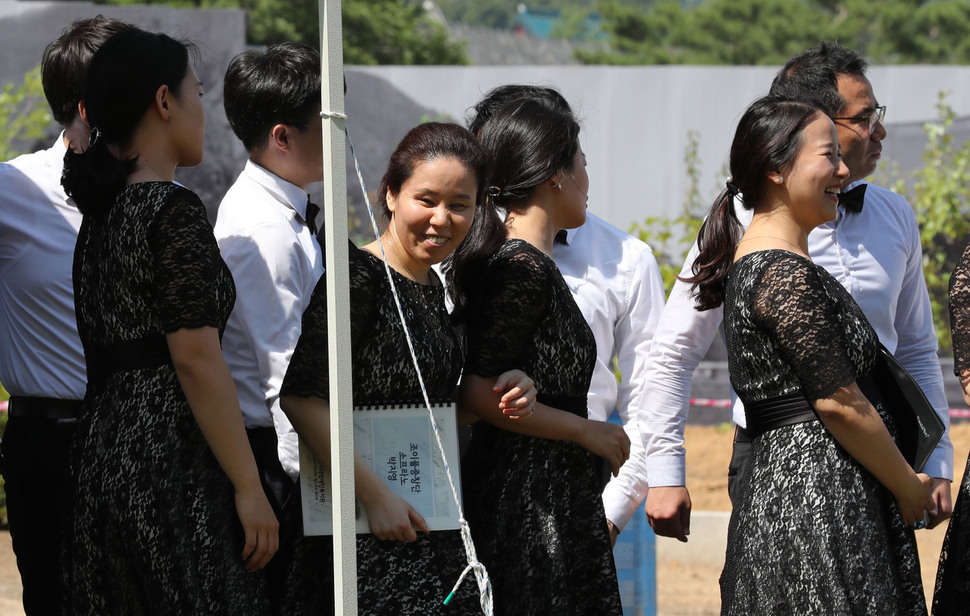 조이풀 중창단원인 박지영씨가 20일 오후 서울 종로구 국립고궁박물관 앞마당에서 열린 ‘한 주의 쉼표, 고궁 음악회’무대에 올라가기 위해 준비하고 있다. ‘조이풀 중창단’은 비장애인과 시각장애인이 함께 만들어내는 아름다운 화음으로 소외계층과 지역주민을 위한 공연을 펼쳐온 팀이다. 백소아 기자