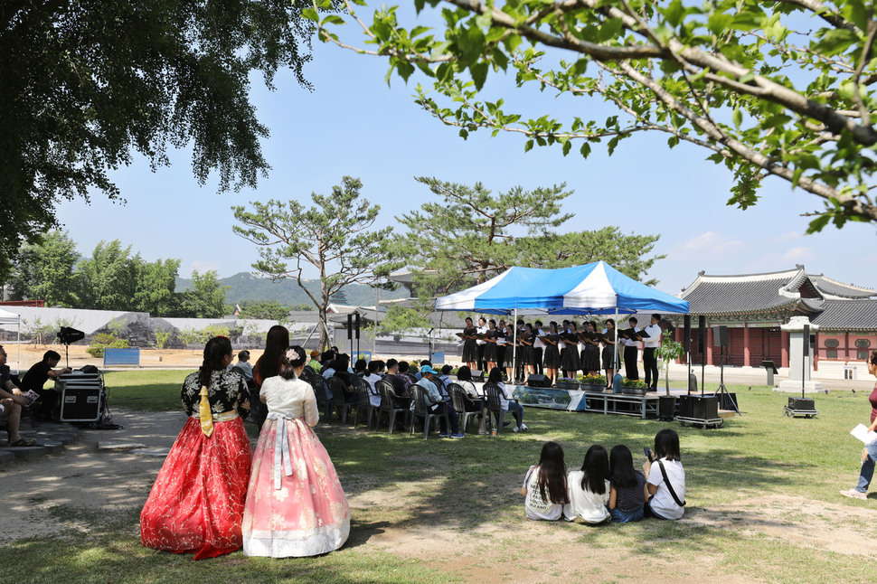 20일 오후 서울 종로구 국립고궁박물관 앞마당에서 열린 `한 주의 쉼표, 고궁 음악회'에서 비장애인과 시각장애인로 이뤄진 ‘조이풀 중창단’이 아름다운 화음으로 노래를 부르고 있다. 백소아 기자