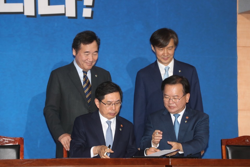 박상기 법무부장관(앞줄 왼쪽)과 김부겸 행정안전부장관이 21일 오전 정부서울청사 별관에서 열린 검·경 수사권 조정 합의문 서명식에서 합의문에 서명하고 있다. 신소영 기자 viator@hani.co.kr