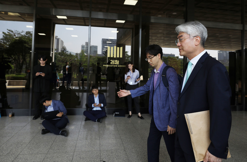 참여연대 사법감시센터 소장을 맡고 있는 임지봉 서강대 법학전문대학원 교수(오른쪽)가 21일 오전 서울 서초구 서울중앙지검에 고발인 자격으로 조사받기 위해 출석하고 있다. 백소아 기자