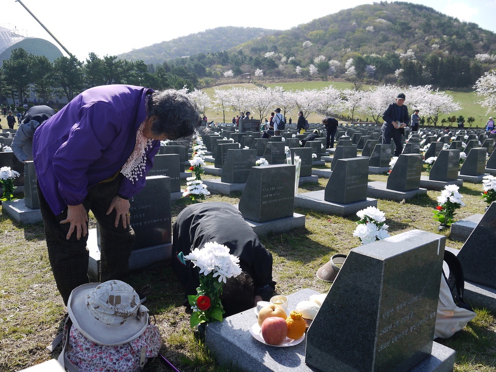 제주4·3연구소는 제13회 제주포럼이 열리는 오는 28일 제주국제컨벤션센터에서 ‘제주4·3, 국가폭력과 기억’을 주제로 한 ‘4·3세션’을 연다.