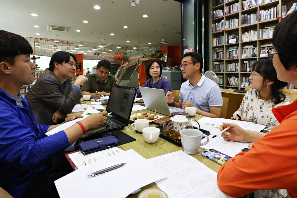 대전 둔산동 여행문화학교 산책에서 지난 19일 토닥토닥 가족을 위한 힐링캠프에 참여하는 이들이 모여 준비 상황을 점검하고 있다. 여행문화학교 산책 제공