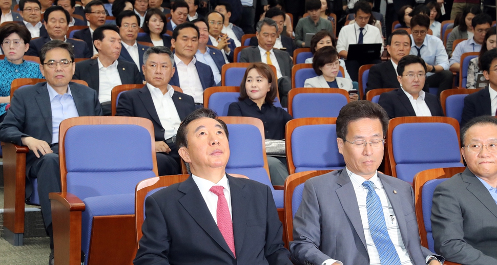 김성태 자유한국당 대표 권한대행(앞줄 왼쪽)이 21일 오전 국회에서 열린 의원총회에서 허공을 바라보고 있다. 김경호 선임기자 jijae@hani.co.kr