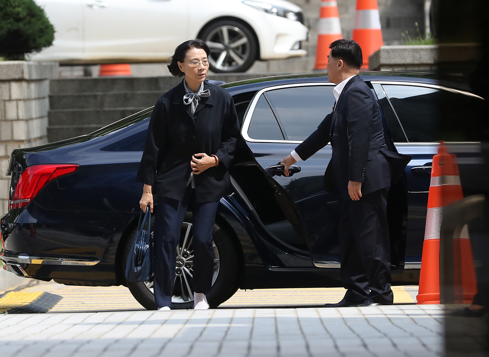 한진그룹 일가를 둘러싼 ‘‘갑질 논란‘‘의 중심에 선 조양호 회장의 부인 이명희 씨가 20일 오전 영장실질심사를 위해 서울중앙지법으로 출석하고 있다. 연합뉴스