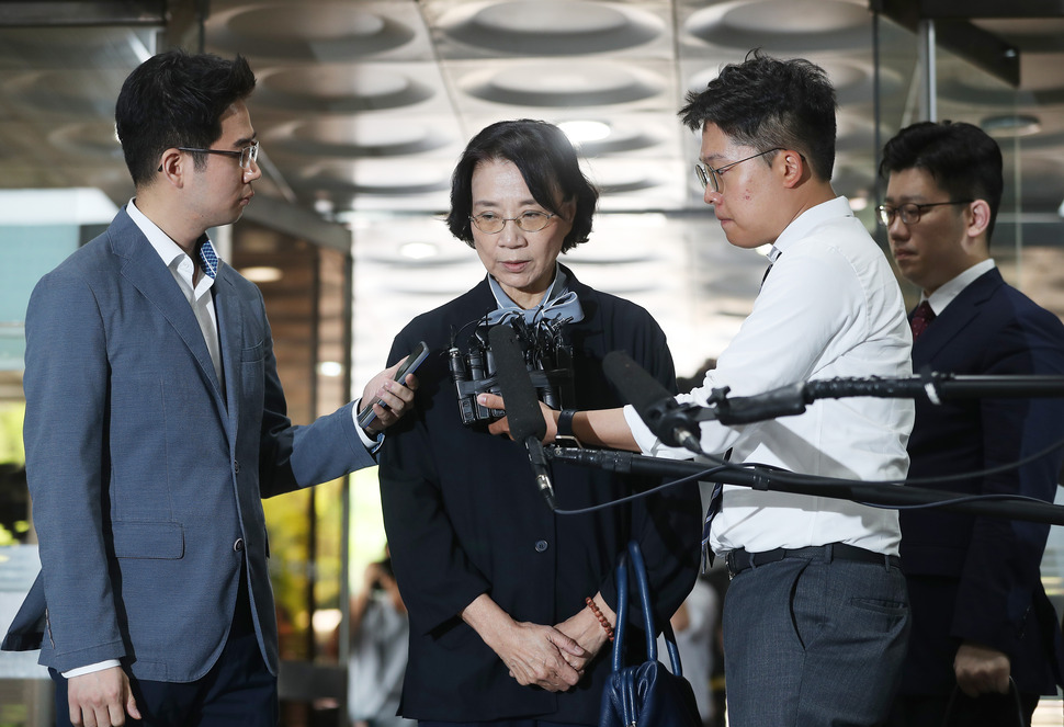 한진그룹 일가를 둘러싼 ‘‘갑질 논란‘‘의 중심에 선 조양호 회장의 부인 이명희 씨가 20일 오전 영장실질심사를 위해 서울중앙지법으로 출석해 기자들의 질문을 받고 있다. 연합뉴스