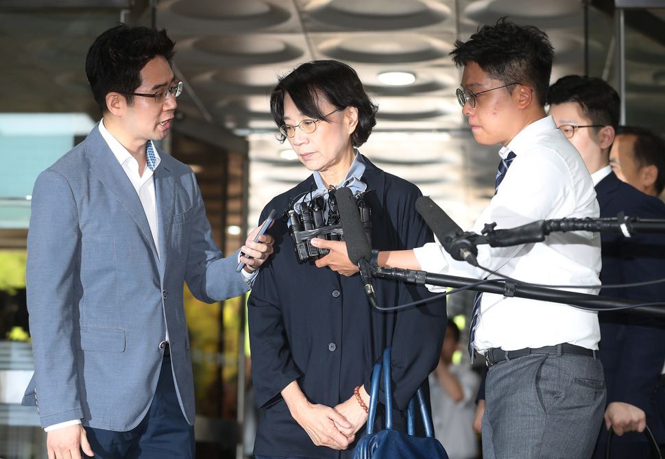 한진그룹 일가를 둘러싼 ‘‘갑질 논란‘‘의 중심에 선 조양호 회장의 부인 이명희 씨가 20일 오전 영장실질심사를 위해 서울중앙지법으로 출석해 기자들의 질문을 받은 뒤 몸을 돌려 검색대로 향하고 있다. 연합뉴스