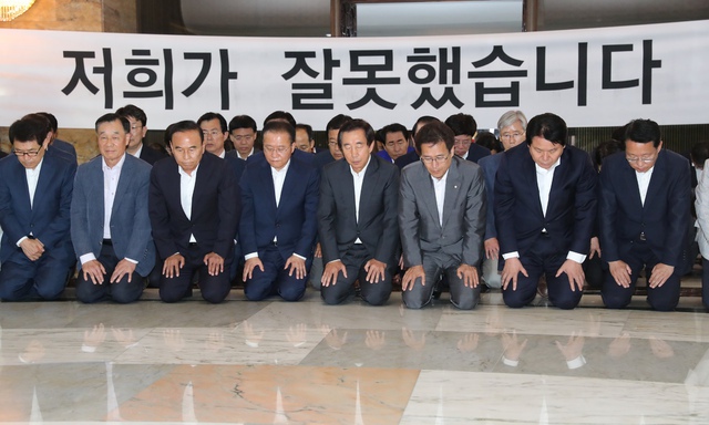 [한겨레 사설] 자유한국당, 지금 ‘친박-비박’ 싸움할 때인가