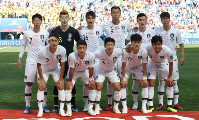 한국 축구국가대표팀 선수들이 러시아 니즈니노브고로드 스타디움에서 열린 스웨덴전에 앞서 기념사진을 찍고 있다. 니즈니노브고로드/박종식 기자 anaki@hani.co.kr