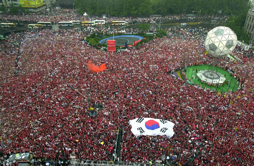 서울시청 앞 광장에 모인 시민들이 태극기를 흔들며 응원하고 있다. <한겨레> 자료 사진.