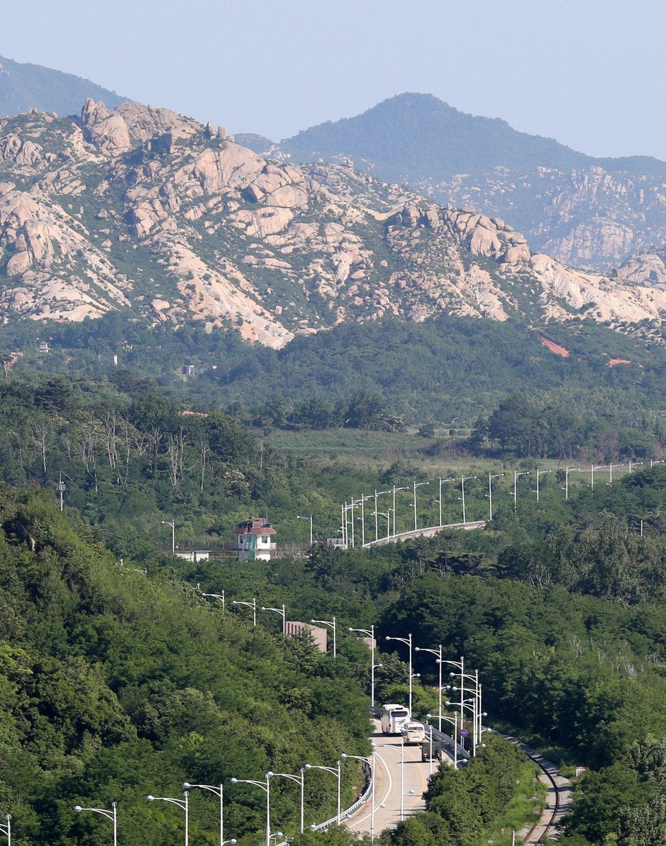 8·15 계기 이산가족 상봉행사를 논의하려고 방북하는 남북 적십자회담 남쪽 대표단을 태운 차량이 22일 오전 동해선 육로 비무장지대를 통과해 금강산으로 향하고 있다. 고성/사진공동취재단