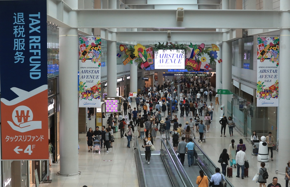 지난 19일 인천국제공항 제1여객터미널 면세점 구역 모습. 연합뉴스