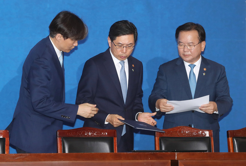 (왼쪽부터) 조국 청와대 민정수석과 박상기 법무부 장관, 김부겸 행정안전부 장관이 지난 21일 오전 서울 종로구 정부서울청사 별관에서 열린 검·경 수사권 조정 합의문 담화 및 서명식을 마치고 이야기를 나누고 있다. 신소영 기자 viator@hani.co.kr