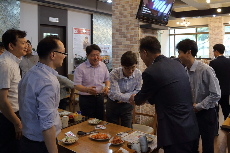장세용 구미시장 당선자(오른쪽 두번째)가 지난 19일 구미시 한 식당에서 점심을 먹으러 온 시민들과 만나 인사하고 있다.