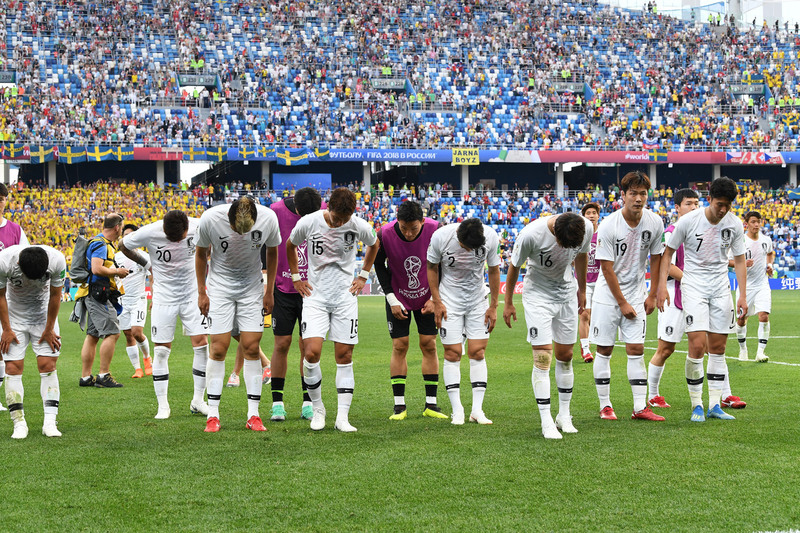 축구대표팀 선수들이 지난 18일 열린 월드컵 F조 첫 경기 스웨덴전이 끝난 뒤 관중에게 인사하고 있다. 니즈니노브고로드/박종식 기자 anaki@hani.co.kr