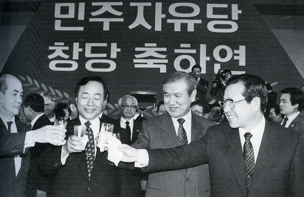 1990년 초, 3당 합당으로 이뤄진 민주자유당 창당 축하연에 모인 김종필(오른쪽부터), 노태우, 김영삼 등. <한겨레> 자료사진