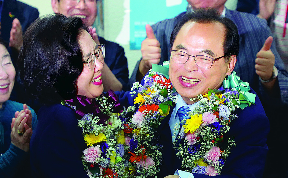 오거돈 부산시장 당선자가 지난 13일 부산 부산진구 자신의 선거 사무실에서 당선이 확실시되자 부인 심상애씨와 감격스러워 하고 있다.