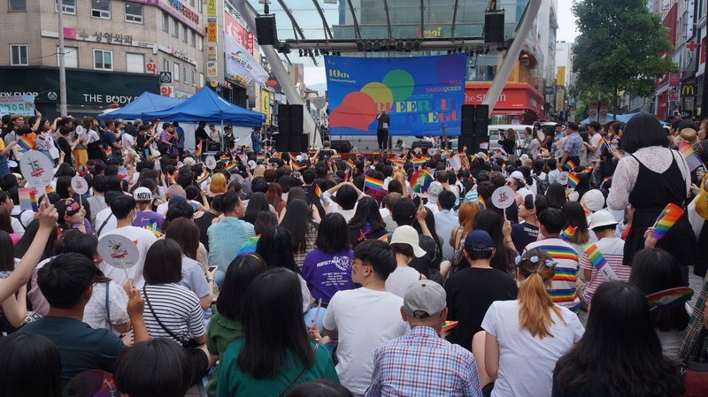 23일 오후 대구 중구 동성로 야외무대 광장에서 열린 제10회 대구퀴어문화축제에서 참가자들이 무대 행사를 보고 있다.