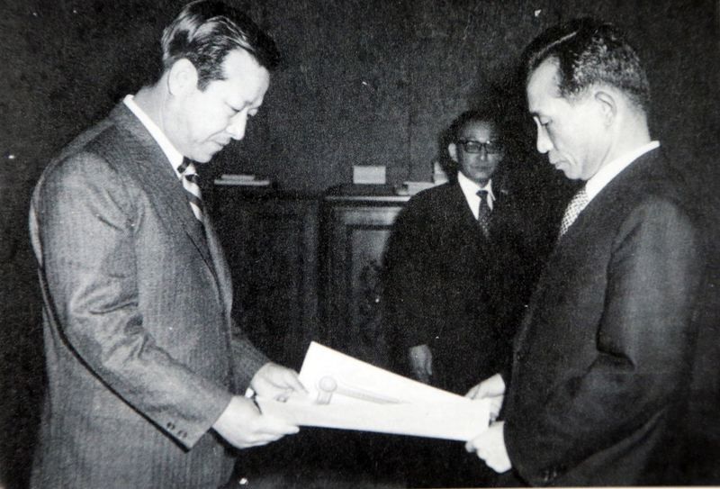 김종필 전 국무총리가 23일 오전 8시 15분 별세했다. 향년 92. 사진은 고 김 전 총리가 1971년 당시 박정희 공화당 총재(오른쪽)로부터 부총재 임명장을 받는 모습. 연합뉴스