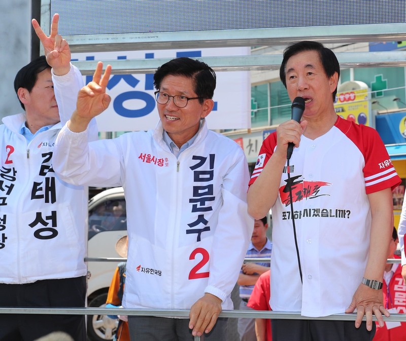 6.13 지방선거 집중유세 지원에 나선 자유한국당 김성태 원내대표(오른쪽)가 3일 오후 김문수 서울시장 후보(가운데) , 기초단체장 후보들과 함께 서울 강서구 방신시장 네거리에서 한표를 호소하고 있다. 강창광 기자 chang@hani.co.kr.