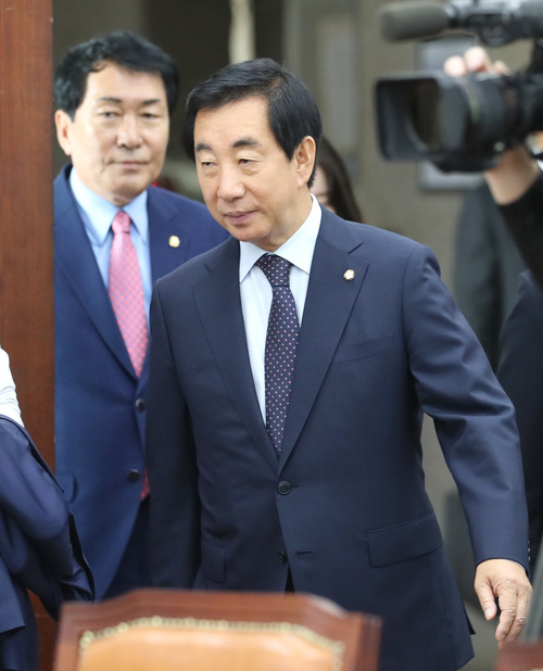 김성태 자유한국당 대표 권한대행이 25일 오전 국회에서 열린 원내대책회의에 입장하고 있다. 왼쪽은 안상수 혁신비대위 준비위원장. 연합뉴스