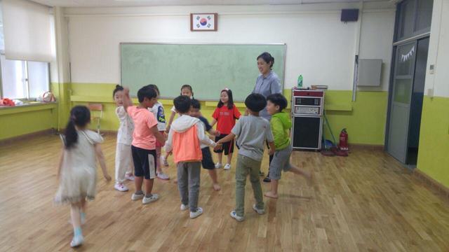 아이돌보미 전담사가 초등학교에서 아이들과 전래놀이를 하는 모습. <한겨레> 자료 사진