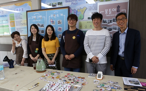 경기도 파주시 적성면 어유중학과  적암초교 교사들이 지난달 25일 열린 ‘진로 체험의 날’ 행사에서 학생들을 위한 이벤트를 진행하고 있다. 박경만 기자