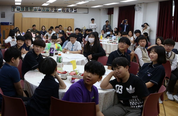 지난달 25일 경기도 파주시 적성면 어유중 학생들이 ‘진로 체험의 날’에 인근 적암초등학교 어린이들과 함께 초청 강사의 직업 소개 강의를 듣고 있다. 박경만 기자