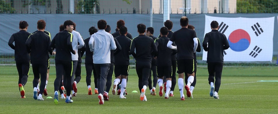 손흥민을 비롯한 한국 축구대표팀 선수들이 25일 오후(현지시각) 러시아 상트페테르부르크 훈련장에서 2018 러시아월드컵 F조 조별리그 독일과의 최종 3차전을 앞두고 가볍게 달리기를 하며 몸을 풀고 있다. 상트페테르부르크/박종식 기자 anaki@hani.co.kr