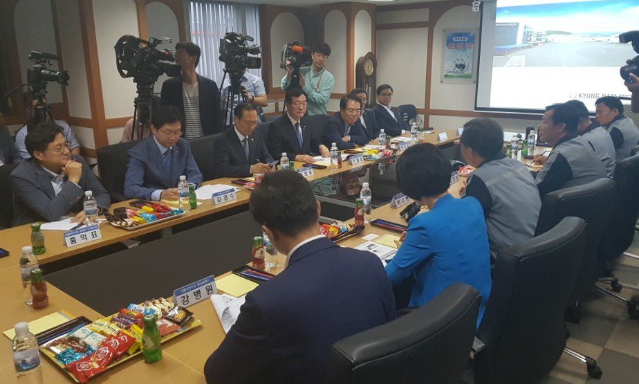 민주 “근로시간 단축·최저임금 인상 등 보완책 마련” 