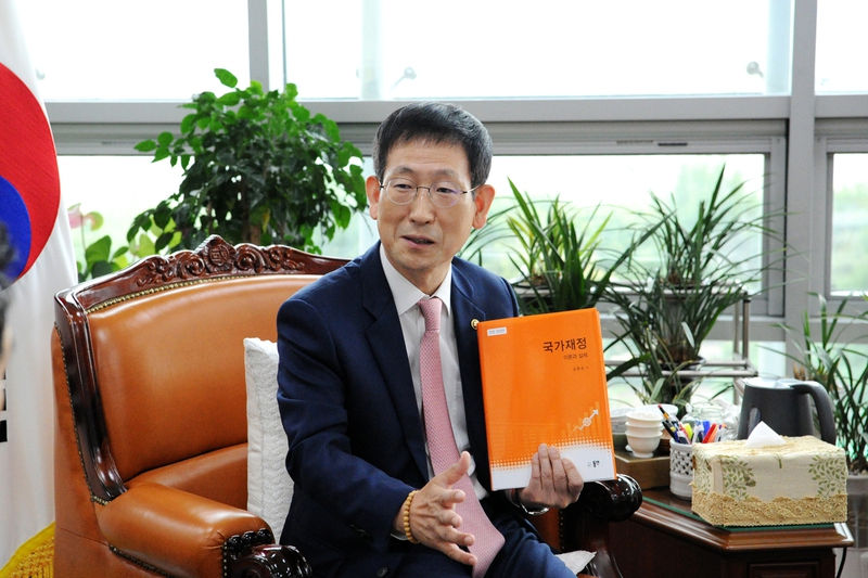 최근 <국가재정, 이론과 실제> 전면 개정판을 펴낸 김춘순 국회예산정책처장.  사진 국회예산정책처 제공.