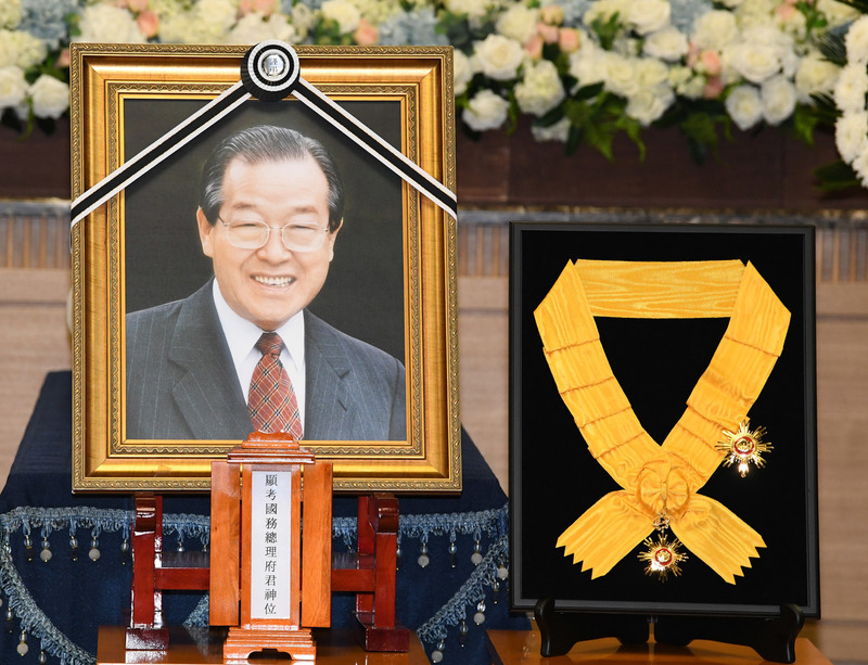 27일 오전 서울 송파 서울아산병원에서 열린 故 김종필 전 국무총리 영결식에 김 전 총리의 영정사진과 국민훈장 무궁화장이 나란히 자리하고 있다. 2018.6.27 사진공동취재단