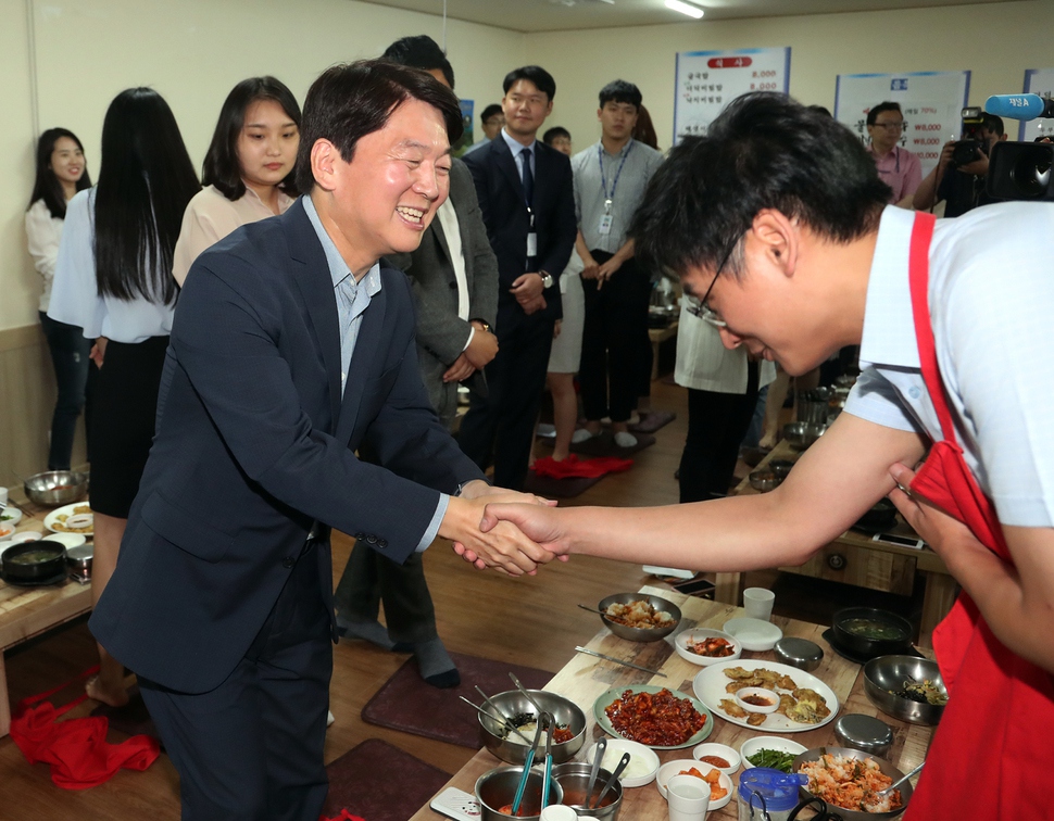 안철수 전 바른미래당 대표가 27일 오후 서울 여의도 한 식당에서 열린 사무처 직원 오찬에서 참석한 직원들을 격려하고 있다. 연합뉴스