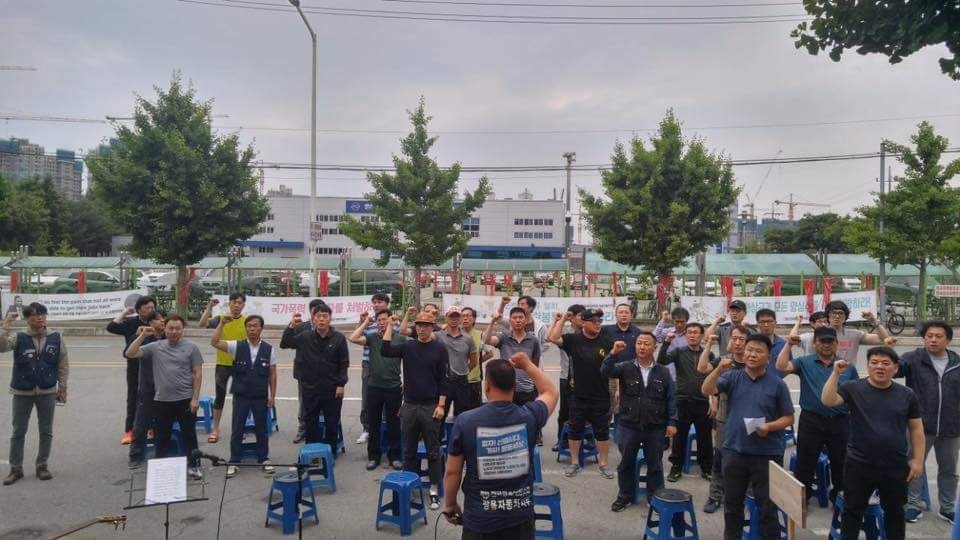 지난 15일 쌍용자동차 해고자들이 쌍용차 공장 앞에서 해고자 전원 복직을 요구하는 집회를 열고 있다.  금속노조 쌍용차지부