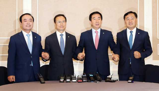 평화와정의 장병완(왼쪽부터), 더불어민주당 홍영표, 자유한국당 김성태, 바른미래당 김관영 원내대표가 27일 하반기 원구성을 위한 회동에서 손을 마주잡았다. 김경호 선임기자jijae@hani.co.kr