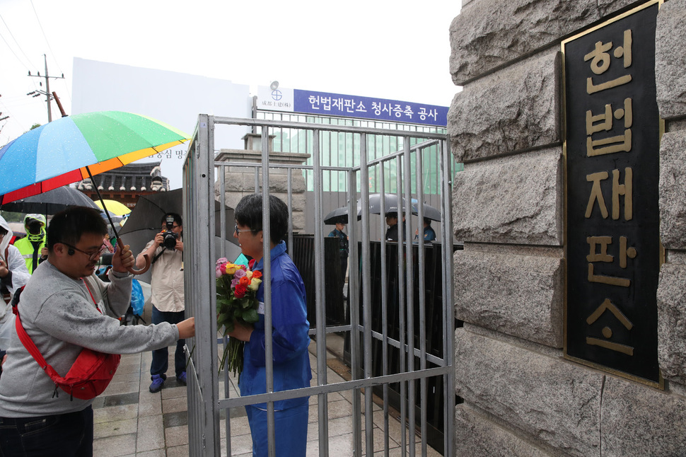 2018 세계병역거부자의 날(5월15일)을 사흘 앞둔 5월12일 오후 서울 종로구 헌법재판소 앞에서 열린 ‘병역거부 인정, 대체복부제 도입 촉구 기자회견’에서 양심적 병역거부자 이조은씨와 참가자들이 꽃 전달 퍼포먼스를 펼쳤다. 이씨는 지난 2010년 9월 병역거부 혐의로 1년6개월 형을 선고받고 1년3개월을 복역한 뒤 출소했다. 김봉규 선임기자 bong9@hani.co.kr