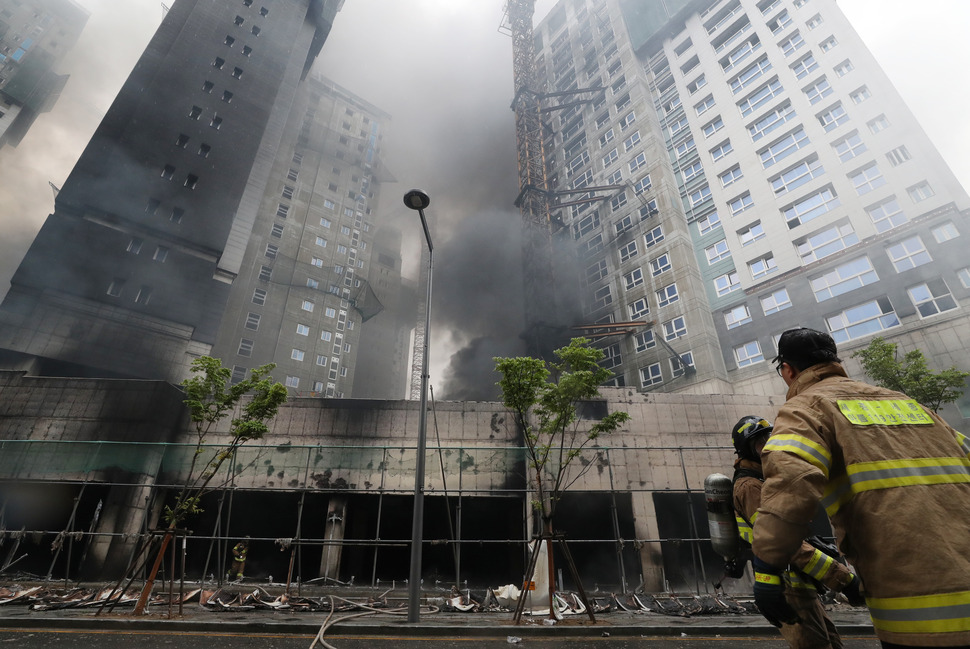 26일 오후 세종시 새롬동 신도심 한 아파트 건설현장에서 화재가 발생해 소방당국이 진화작업을 벌이고 있다. 세종/연합뉴스
