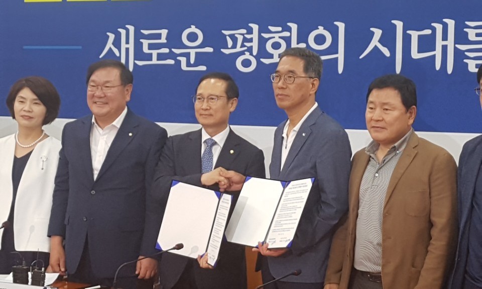 민주당-한국노총 ‘최저임금 제도개선’ 정책협약 체결