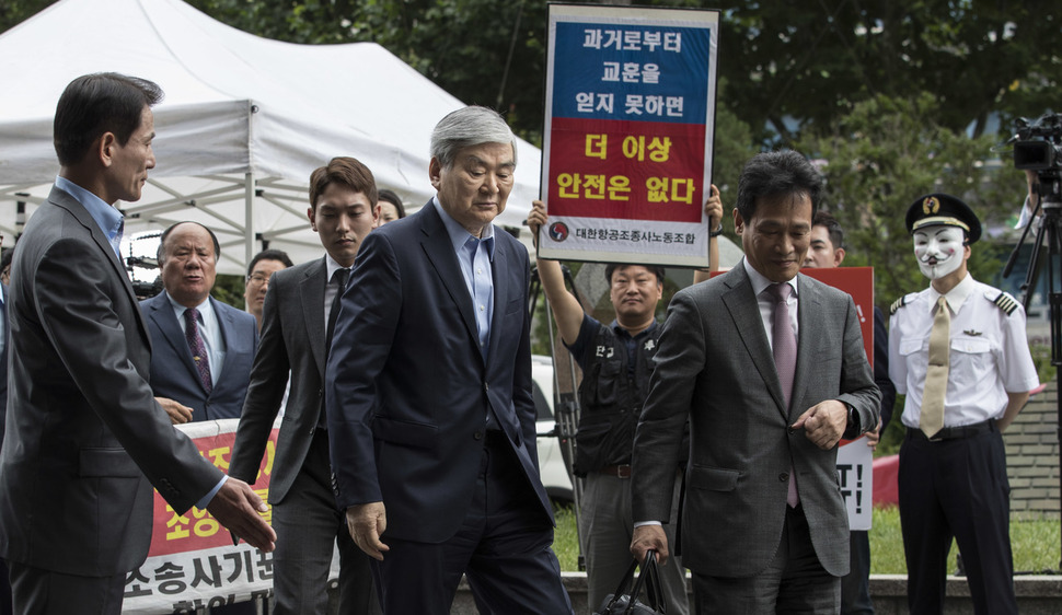 상속세 탈루 및 비자금 조성 의혹을 받고 있는 조양호 한진그룹 회장이 28일 오전 서울 양천구 서울남부지검에서 조사를 받기 위해 청사로 향하고 있다. 김성광 기자