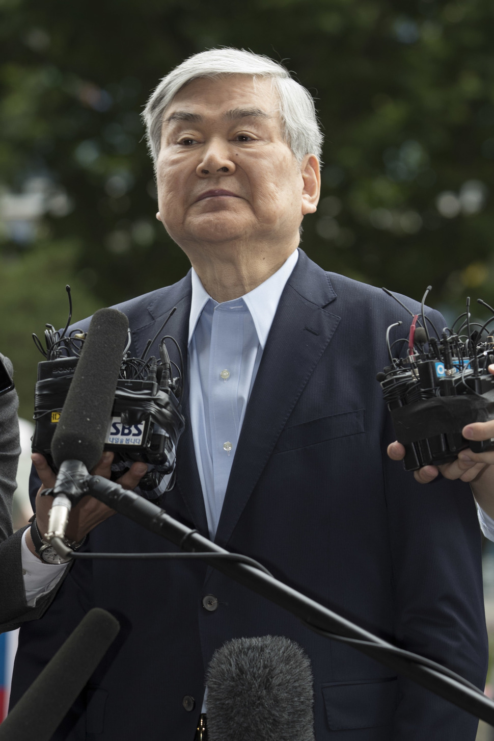 상속세 탈루 및 비자금 조성 의혹을 받고 있는 조양호 한진그룹 회장이 28일 오전 서울 양천구 서울남부지검에서 조사를 받기 위해 청사 안으로 향하던 중 고개를 든 채로 취재진의 질문을 받고 있다. 김성광 기자