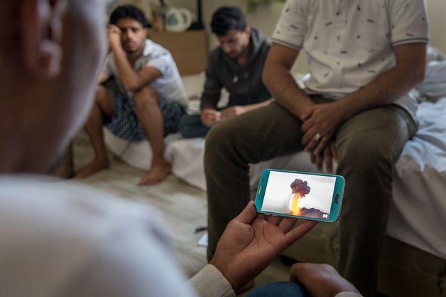 예멘에서 온 난민 신청자 알하라지(27)가 16일 제주도 숙소에서 취재진에게 휴대폰으로 마을이 폭격당했던 장면을 보여주고 있다. 제주/박승화 기자 eyeshoot@hani.co.kr