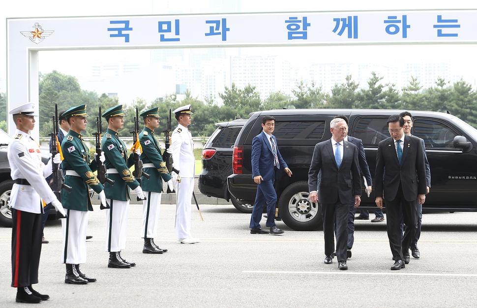 제임스 매티스 미국 국방부 장관이 28일 오후 서울 용산구 국방부를 방문해 송영무 국방부 장관과 함께 남북 및 북미정상회담 합의사항 이행을 위한 한미 국방당국 간 협력사안, 전시작전권 전환, 한미동맹 등을 협의하기 위해 회담장으로 이동하고 있다. 사진공동취재단