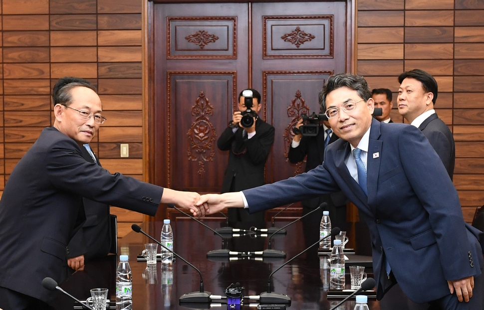 28일 오전 판문점 북쪽 통일각에서 ’도로협력 분과회담’ 전체회의 시작에 앞서 양쪽 수석대표인 김정렬 국토교통부 2차관(오른쪽)과 박호영 국토환경보호성 부상(왼쪽)이 악수를 하고 있다. 통일부 제공