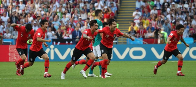 한국 축구 국가대표팀 선수들이 러시아 카잔아레나에서 열린 독일과 경기에서 비디오판독(VAR)으로 김영권 선수의 골이 최종 인정되자 환호하고 있다. 카잔/박종식 기자 anaki@hani.co.kr