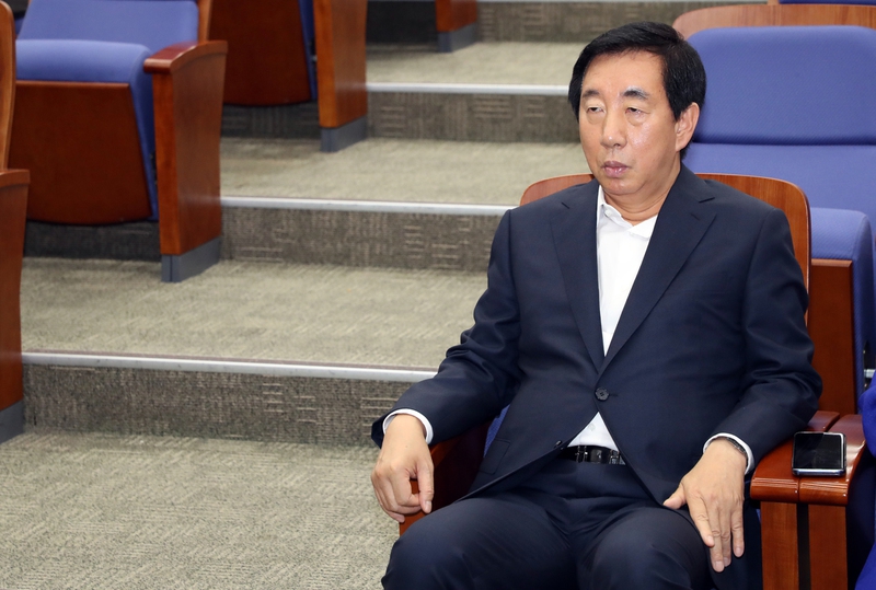 김성태 자유한국당 원내대표가 28일 국회에서 열린 의원총회에서 의원들의 발언을 듣고 있다. 연합뉴스